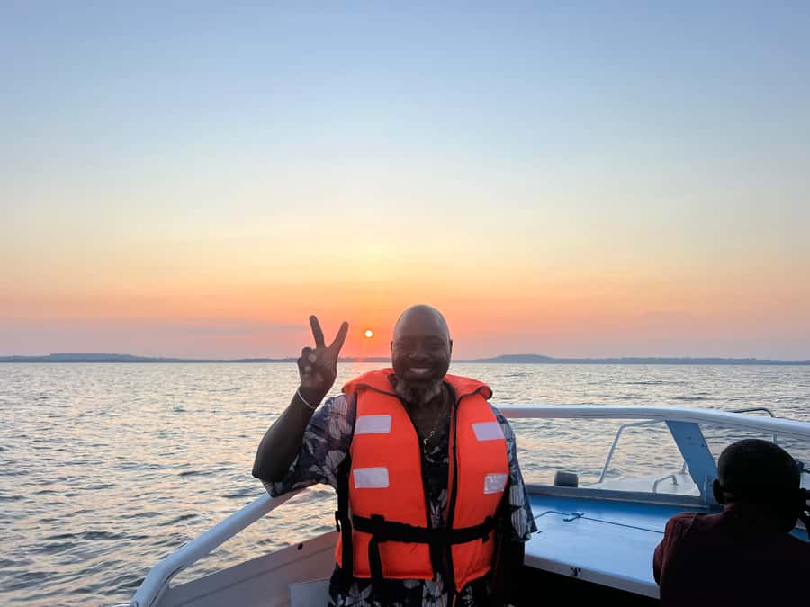 Entebbe: Equatar Line Tour & Victoria Lake Sunset Boat Ride - A sunset cruise with birds and open water