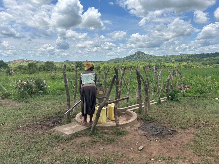 Kampala/Gulu: Traditional African Hut Building & Painting - Markets, shops, and the wider Kampala option