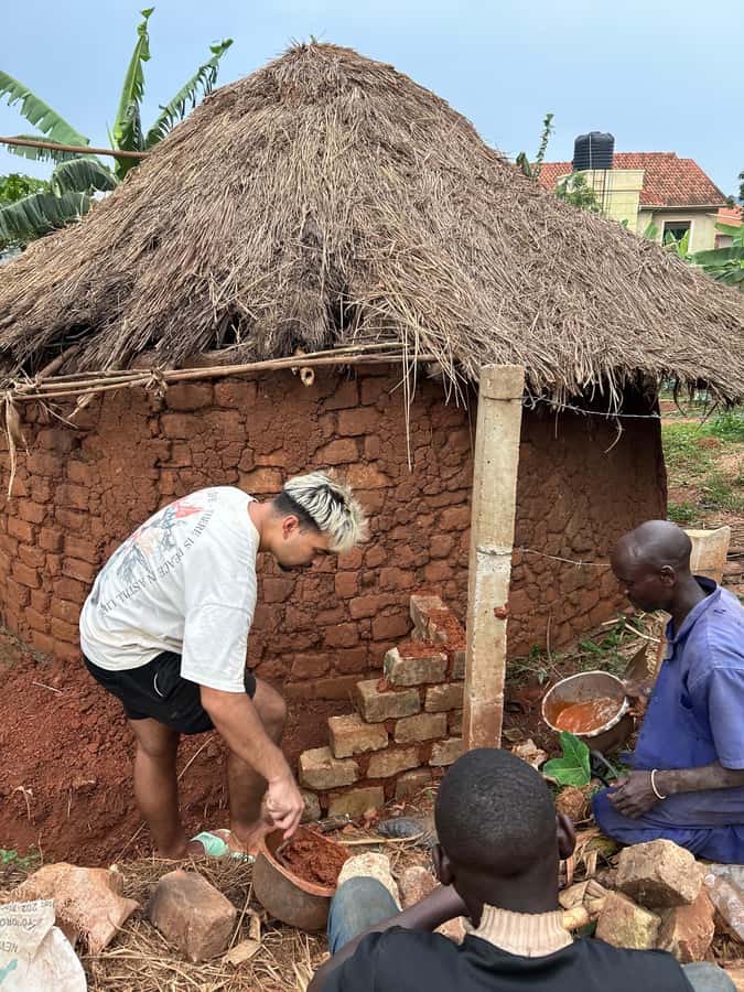 Kampala/Gulu: Traditional African Hut Building & Painting - From field materials to painted walls